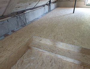 Zateplení stropu rodinného domu pomocí foukané izolace